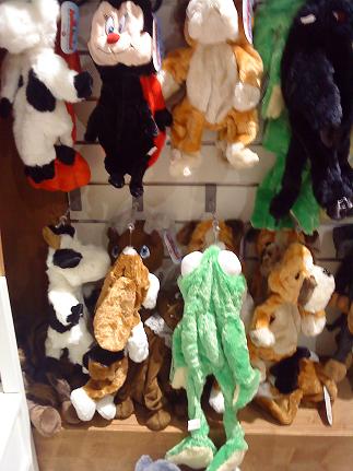 ペシャンコのぬいぐるみが店頭に並んでいます。好きなぬいぐるみを選んでレジにもって行き、購入後に隣接の機械で自分で綿を詰めます