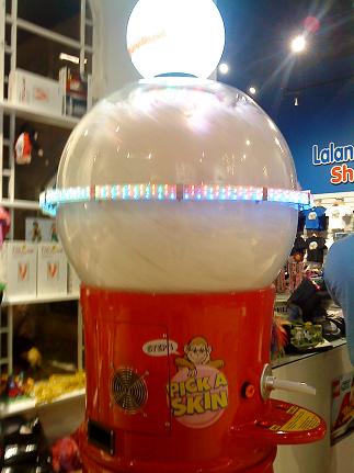 これが「ぬいぐるみの綿の機械」ぬいぐるみの綿入れ口を機械の所定の場所に差し込み、ボタンを押すと綿が詰まっていきます