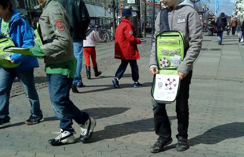 イメージ画像、5月といえば子ども達が路上で売る「マイブロンム」が象徴的です。