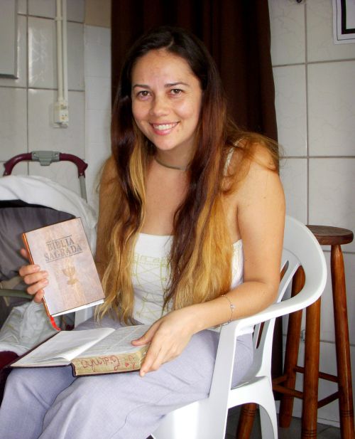 お気に入りの聖書を手にするブラジルの女性
