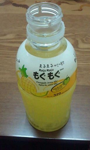 「もぐもぐ」ジュース、ハングルでフリガナがついています