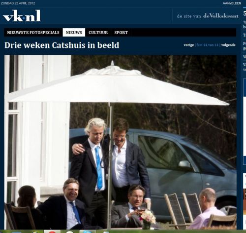 ウィルダーの肩に手をかけるルッテ首相。前列中央はCDA党首 http://www.volkskrant.nl/vk/nl/2720/Nieuws/photoalbum/detail/3232857/341623/13/Drie-weken-Catshuis-in-beeld.dhtml