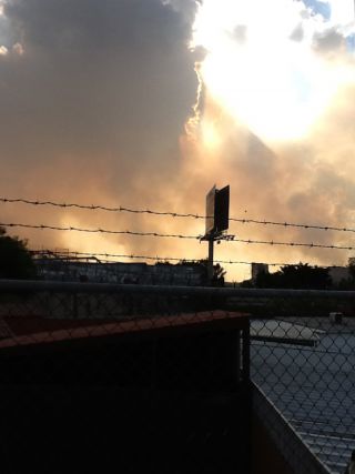 煙は黄色く見えます