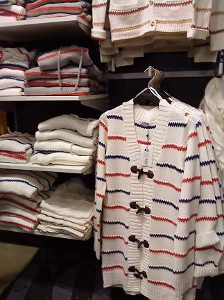 店頭にピッピ模様のカーディガンやセーターが並びます。セーターの値段は一着300クローナ前後（=約3800円）複数の衣料チェーン店で取り扱いされています。