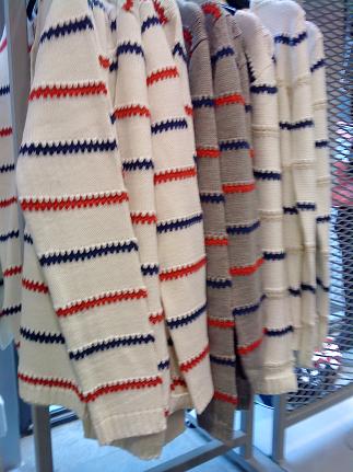 一番オーソドックスなのはトリコロールカラーが印象的な白地に赤と青の線が入ったもの。カラーのバリエーションも展開し、この画像の他に紺色ベースのものを着ている人も多く見かけます