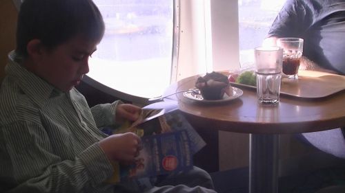 ステナライン内のカフェ、座りっぱなしだと酔うことも多いので、散歩がてらショップを見に行ったりデッキに出たりすると良いようです