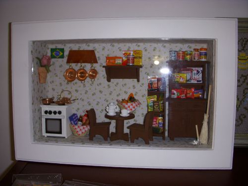 ブラジルの有名ブランドの食料品や台所用品、家財道具などのミニチェアで作った「箱部屋」