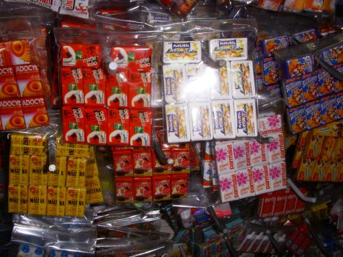 手工芸用品店で販売されているブラジルの有名ブランドの食料品や台所用品、家財道具などのミニチェア