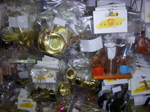 手工芸用品店で販売されているブラジルの台所用品のミニチェア。右の方にあるのは布でコーヒーを抽出するミニチュア