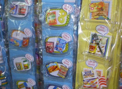手工芸用品店で販売されている、マグネットを作るために便利なブラジルの有名ブランドの食料品のミニチェア