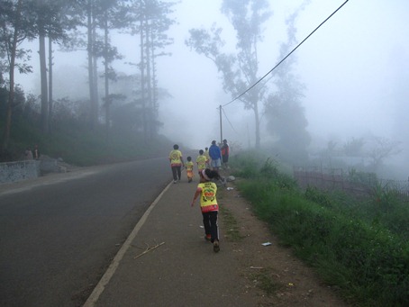 霧の中を歩く人々