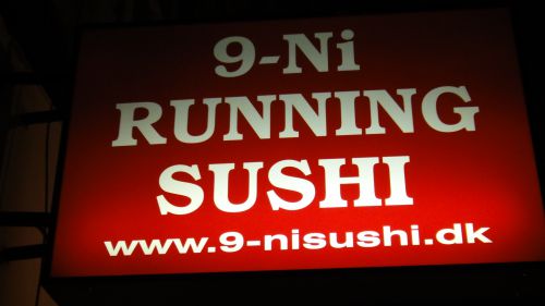 その名も　『９回転すし』　です