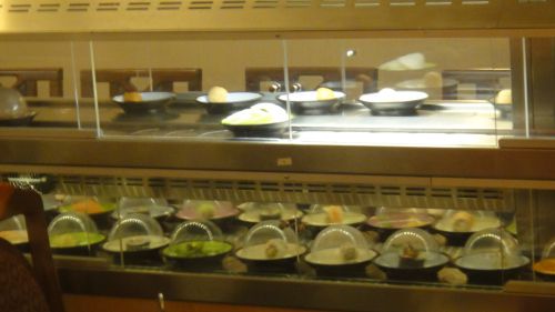 レーンンに乗るのはカプセル状のお寿司で上下２段