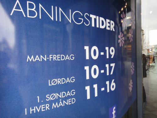 毎月第一日曜日は営業しているショッピングセンターの表示