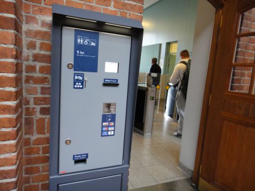 有料トイレの入り口の自販機