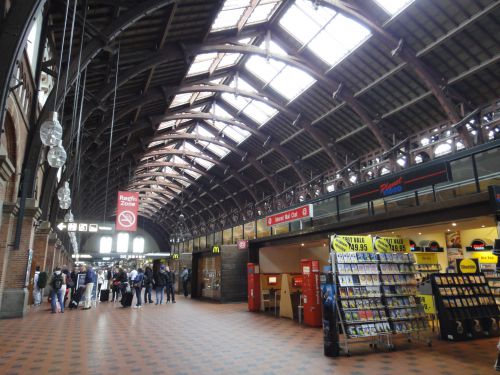 中央駅には様々なお店が入っています