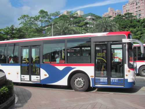 MRT淡水駅に停留しているバス