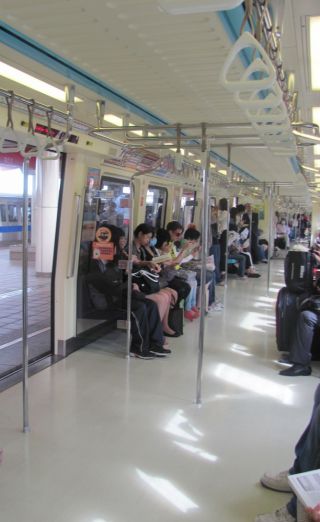 MRTの朝の車内