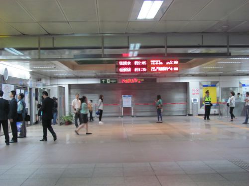 封鎖されたMRT台大醫院（タイダーイーユエン）駅の1番出口