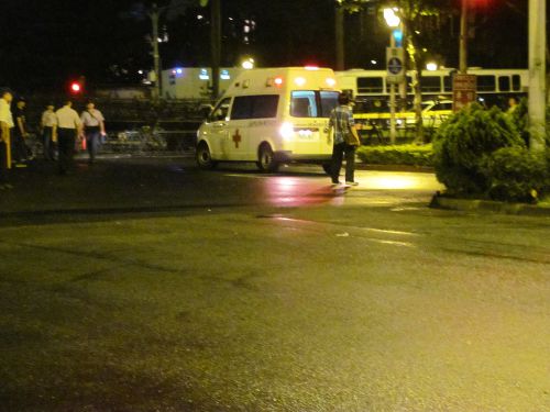 バリケードが設置されたため、立ち往生している救急車