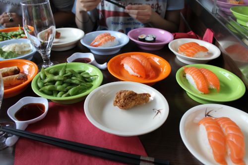 色とりどりのお皿に乗ったお寿司など