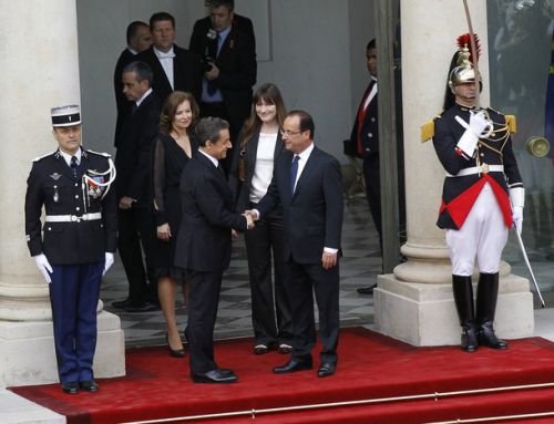 新大統領オランド氏の正式な叙任式後のサルコジ元大統領