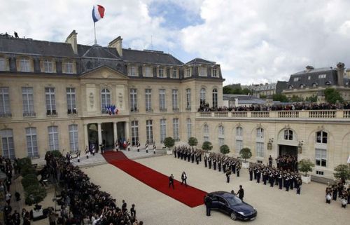 2012年5月15日、パリ大統領宮を離れる元大統領サルコジ夫妻