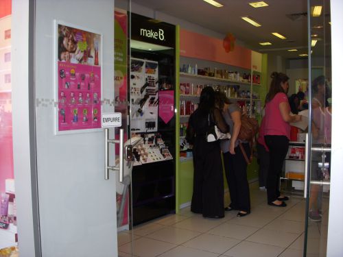 香水売り場の片隅に化粧品売り場がよく設けられている