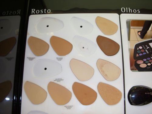 サンパウロで販売される白、黄、茶系の肌に対応できるファンデーション