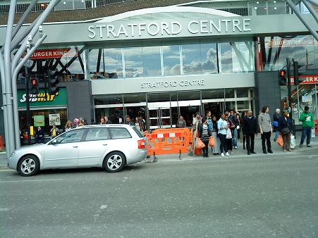 ストラートフォード中央駅、ショッピングセンターが立ち並んでいました