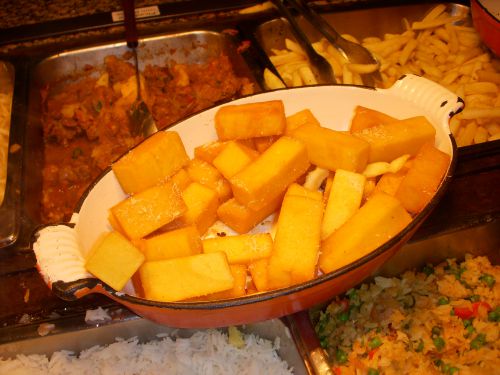 ポレンタ。パルメザンチーズがふりかけられている