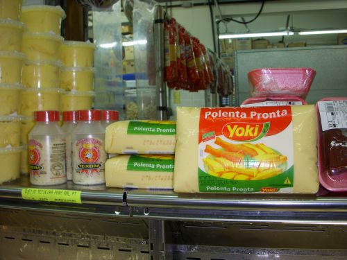 スーパーで販売されている切り分けて油で揚げるだけの即席ポレンタ