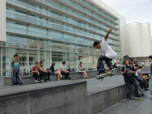 Macba。広い階段、長い手すり、スロープ、大理石の縁石など、練習するのに理想的な条件がある。