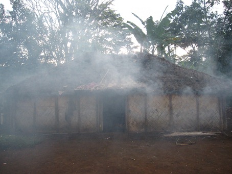 煙でおおわれる家