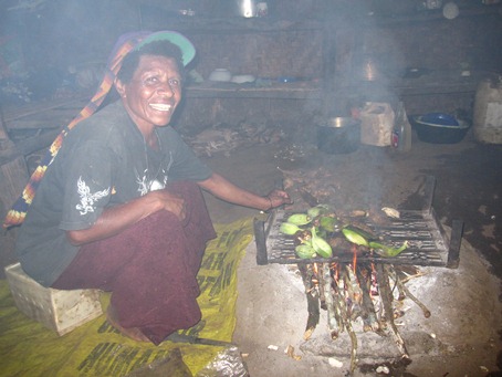 焼きバナナをつくるお母さん