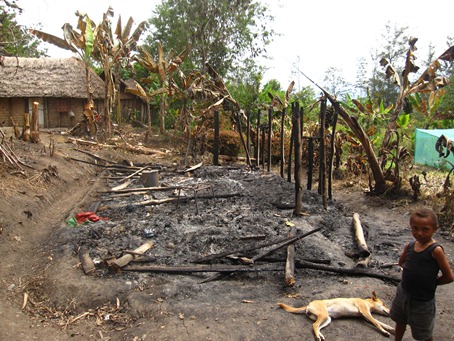 焼けてしまった家の跡