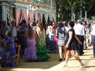 民族衣装に身をまとう女性達