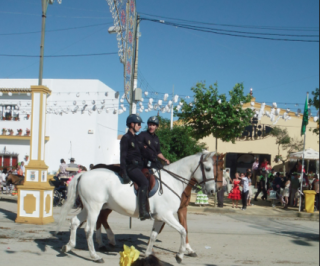 馬に乗って警備する警察官