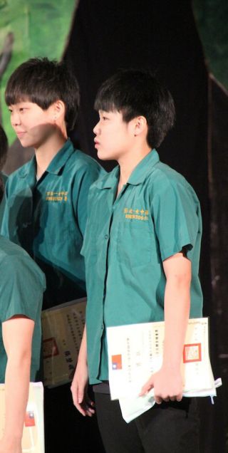 校長賞の闕毓萱（チュエ・ユゥィシュェン、左）と呉昀叡（ウー・ユンルイ、右）
