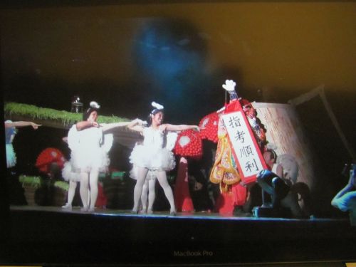 卒業式で披露された先生たちのダンス　＊YouTubeの画面より