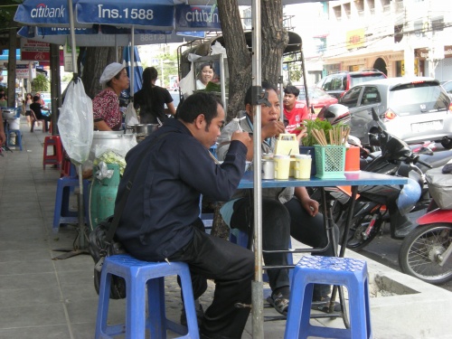 すべての食事を屋台で取る人もいるそうです