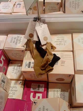 多くの衣料店で取り扱われている主流のストッキングはノンサポートタイプ、5足入りで69クローナ（約800円）と、日本のサポートタイプのストッキングと変わらない価格です。色のバリエーションも3色程度に限られます。