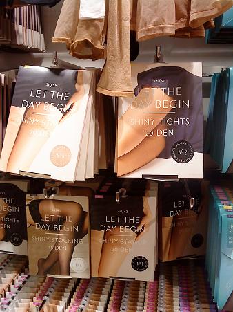 サポートタイプのストッキングも入手可能ですが、品揃えが希薄なうえ、一足1000円程度もします。4〜5足パックが1000円以内でも買える日本のサポートタイプのストッキングは、やはり優れものです。