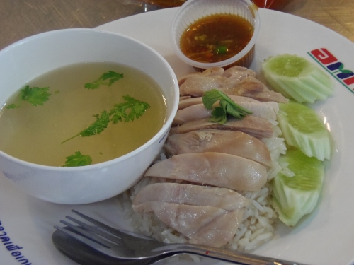 「チキンライス」は柔らかチキンとチキンスープで炊いたご飯の組み合わせ