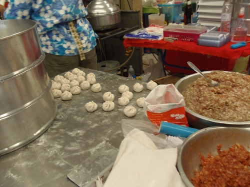 中華のお店では大量の小龍包を作成中