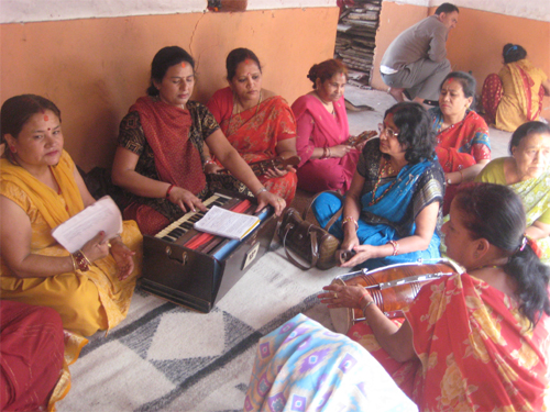 神様への賛美歌を捧げるときもあぐら