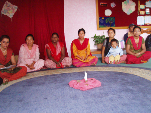 集会で車座になってもあぐら