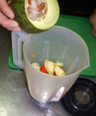 アボカドとフルーツ類、砂糖、牛乳を加えてジュースを作るところ