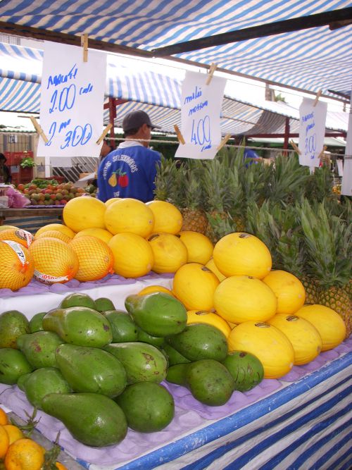 フェイラ（露天市）で販売されるアバカチ（アボカドの一種）