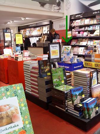 本屋の一角に陳列しているパズル(矢印)